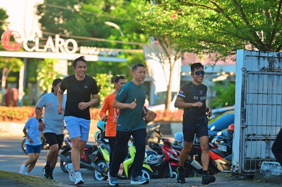 PLN MOBILE RUN -- GM PLN UID Sulselrabar, Edyansyah, saat berlari mengikuti acara pre event PLN Mobile Run 2025
