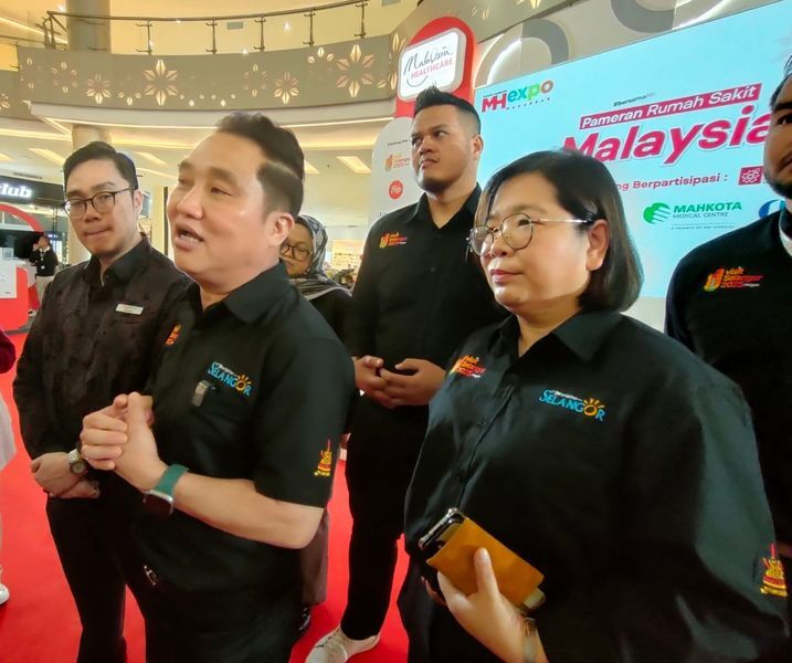 POTENSI -- Dewan Executive Pemerintah Daerah Provinsi Selangor, YB Dato’ Ng Suee Lim (tengah), menjelaskan mengenai konsep yang dibawa Pemerintah Provinsi Selangor dalam memasarkan potensi pariwisata dan fasilitas kesehatannya.
