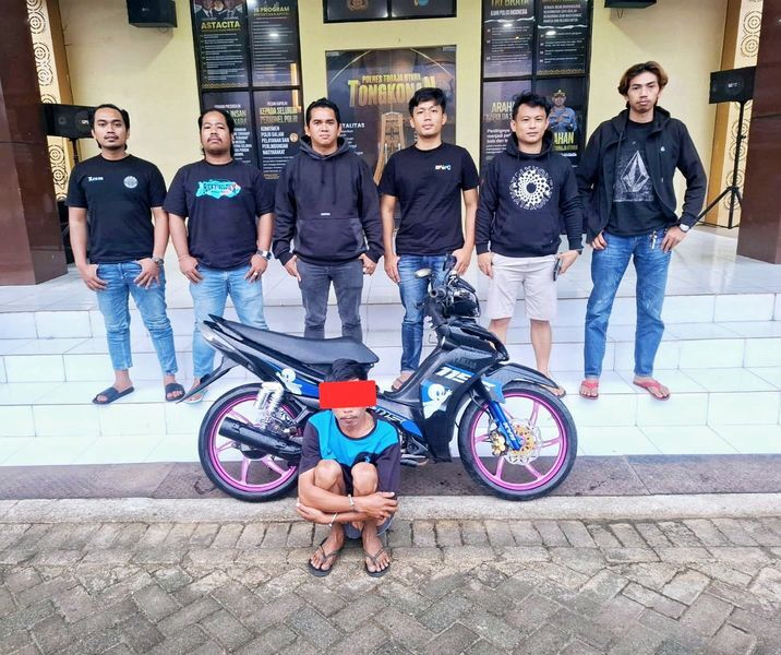 DIAMANKAN -- Resmob Polres Toraja Utara mengamankan pelaku pencurian sepeda motor dan uang tunai Rp 151 juta inisial AY (25) di tempat persembunyiannya di Mangkutana, Luwu Timur baru-baru ini.