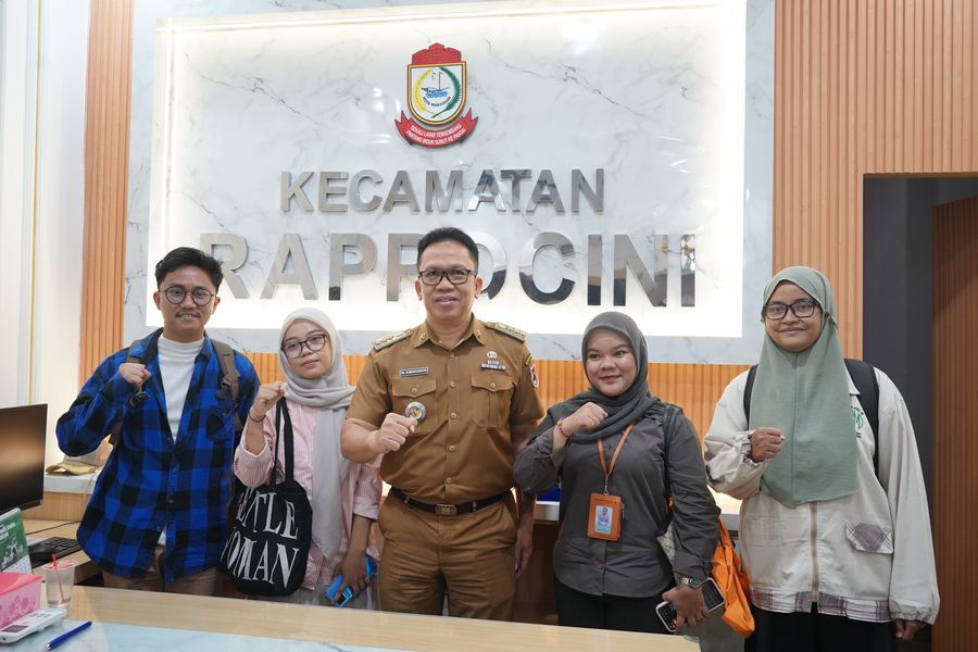 ist
MENERIMA--Camat Rappocini, M Aminuddin, menerima kunjungan dari Enumerator Yayasan Kota Kita Surakarta bersama perwakilan dari United Nations Educational, Scientific and Cultural Organization (UNESCO) di Kantor Kecamatan Rappocini, kemarin.
