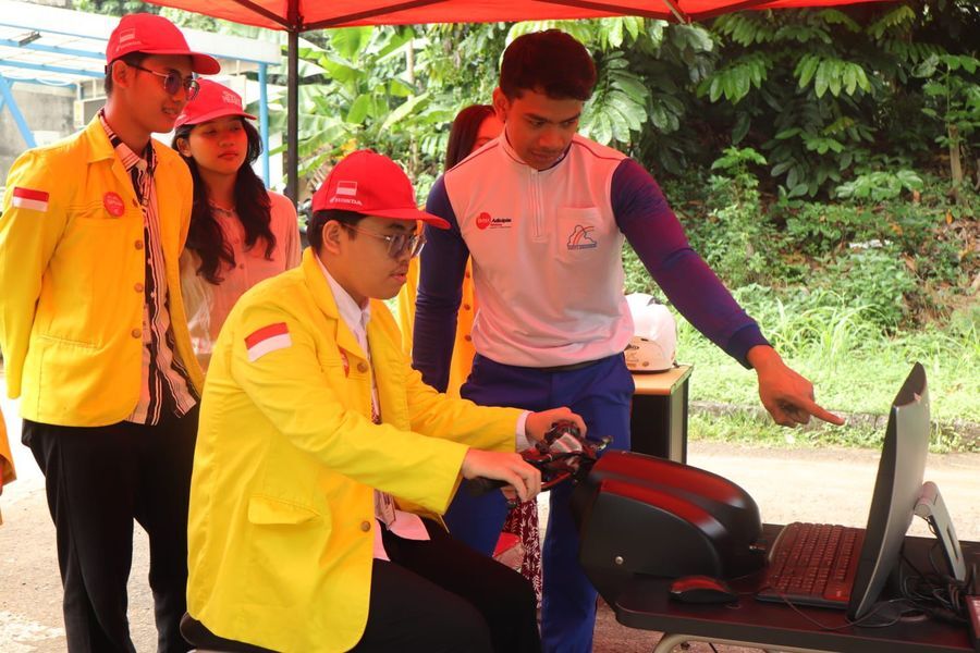 SAFETY RIDING -- Tim Safety Riding Agent Universitas Indonesia sedang mengikuti pelatihan yang dibawakan langsung tim Safety Riding Astra Honda Motor.