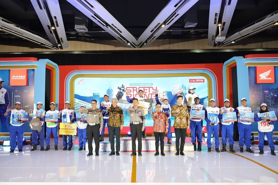 SAFETY RIDING -- Para pemenang The 16th Astra Honda Safety Riding Instructors Competition (AHSRIC) 2025 foto bersama manajemen Astra Honda dan mitra kerjanya usai penyerahan hadiah.
