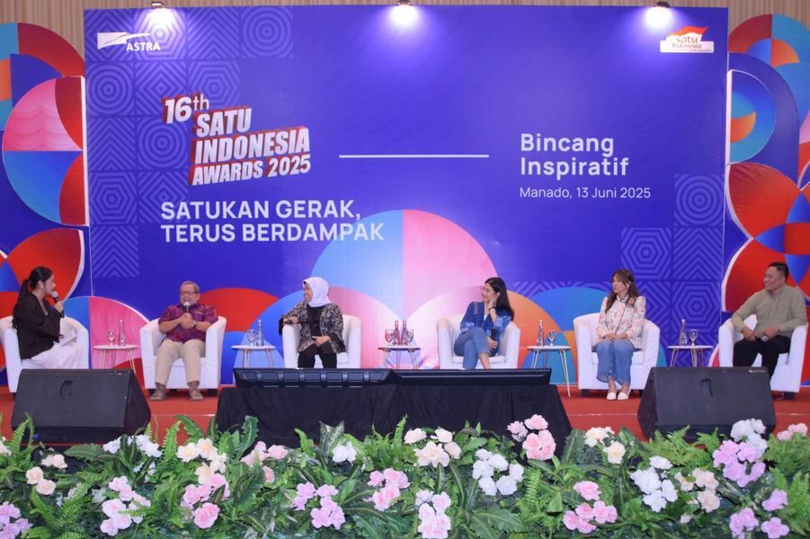 SATU INDONESIA -- Juri SATU Indonesia Awards 2025 yang terdiri dari Pendiri Institut Bisnis dan Ekonomi Kerakyatan Ir Tri Mumpuni (ketiga kiri), Pakar Teknologi Informasi Onno W Purbo (kedua kiri), pegiat seni & Pendiri Yayasan Dian Sastrowardoyo yaitu Dian Sastrowardoyo (ketiga kanan), penerima Apresiasi SATU Indonesia Awards 2017 Bidang Pendidikan, Jamaluddin (kanan), serta Head of Communications Management System & Partnership Astra, Elmerilia Lonna (kedua kanan), sebagai narasumber dalam Bincang Inspiratif 16th SATU Indonesia Awards 2025.
