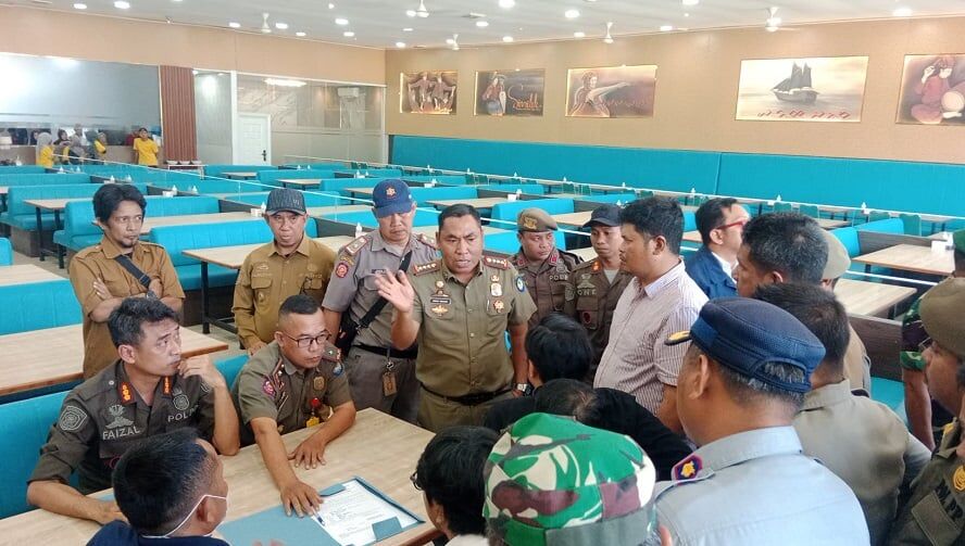 IST
SEGEL -- Proses penyegelan tiga rumah makan di kawasan Jalan Tun Abdul Razak, Kabupaten Gowa, Senin (16/6). 

