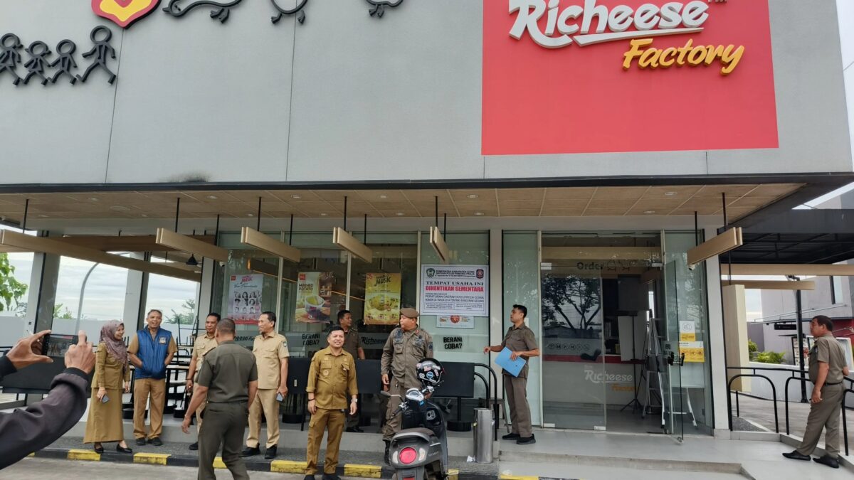 IST
BUKA SEGEL-Tim gabungan Pemkab Gowa membuka segel di RM Makan Mie Gacoan dan Richeese Factory, yang ditandai penandatanganan berita acara pembukaan segel. 
