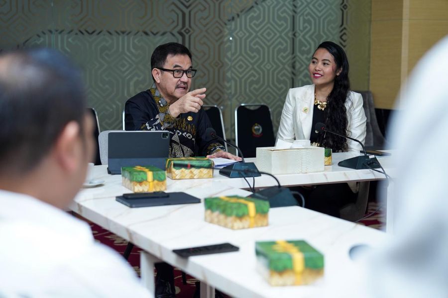ist
TERIMA--Sekprov Sulsel, Jufri Rahman saat menerima kedatangan Founder Oceva, Fahrana Amelia Lubis, terkait kerjasama investasi di sektor industri maritim.
