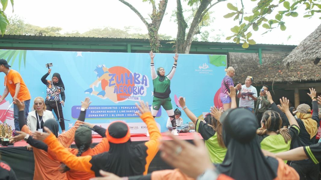 SENAM -- Tim Bukit Baruga, Kalla Land, sedang melakukan kegiatan senam di areal RTH untuk menunjang silaturahmi di antara penghuni.
