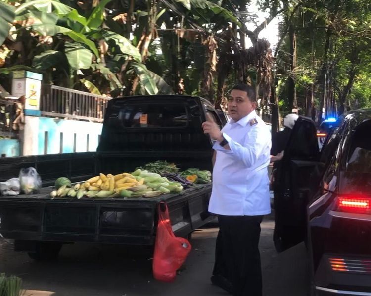 ist
SIDAK--Wali Kota Makassar, Munafri Arifuddin kembali melakukan sidak ke sejumlah titik rawan kemacetan di Kota Makassar, Rabu (25/6) pagi.Salah satu lokasi yang dikunjungi adalah pasar tumpah di sepanjang Jalan Dr Leimena, tepatnya di kawasan Tello Baru, Kecamatan Panakkukang.

