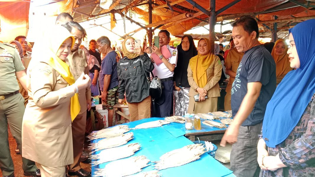 PANTAU -- Pemkab Sidrap melakukan pemantauan harga dan ketersediaan bahan kebutuhan pokok di Pasar Rappang, Kecamatan Panca Rijang menjelang Hari Raya Iduladha 1446 H, Selasa (3/6).  