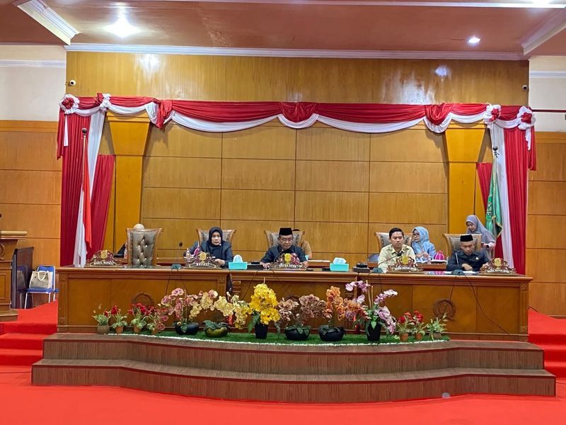 RAPAT -- DPRD Sidrap menggelar rapat paripurna bersama eksekutif membahas tiga Ranperda strategis yang menjadi pijakan pembangunan daerah ke depan  di ruang sidang utama DPRD Sidrap, Kamis (26/6).