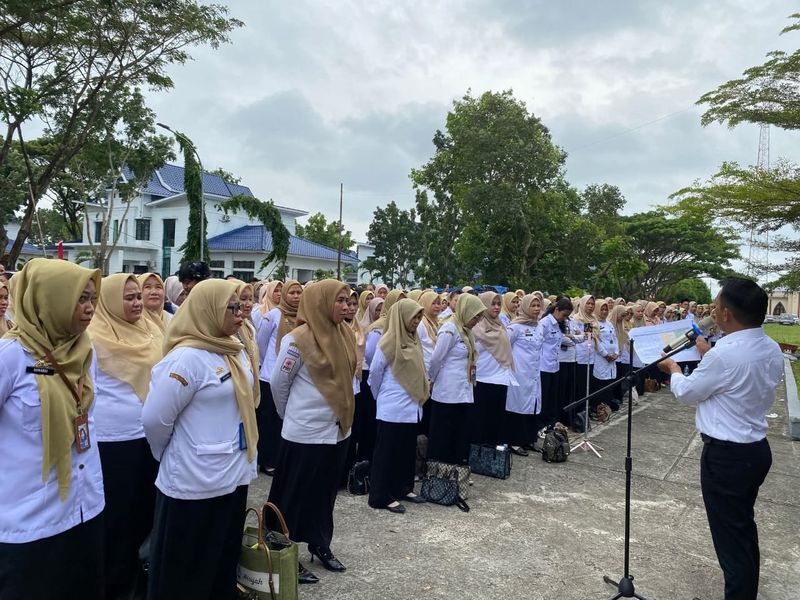 KONTRAK -- Sebanyak 880 PPPK dari sektor kesehatan dan pendidikan melakukan penandatanganan SK perpanjangan masa kerja bagi PPPK Pemkab Sidrap di Aula Kompleks SKPD Sidrap, Rabu (18/6).  