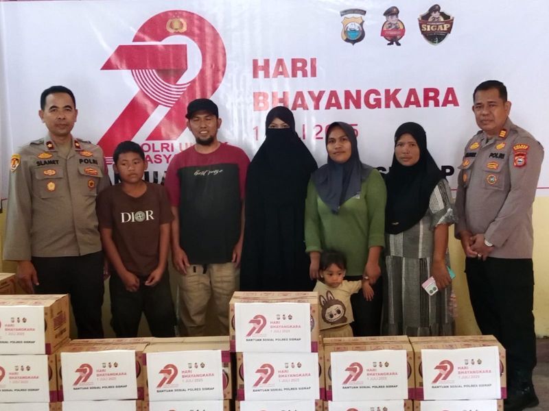 BAKSOS -- Polres Sidrap menggelar kegiatan Baksos dengan mendistribusikan bantuan sembako kepada masyarakat yang membutuhkan di wilayah hukum Polres Sidrap dalam rangka menyambut Hari Bhayangkara ke-79, Sabtu (15/6). 
