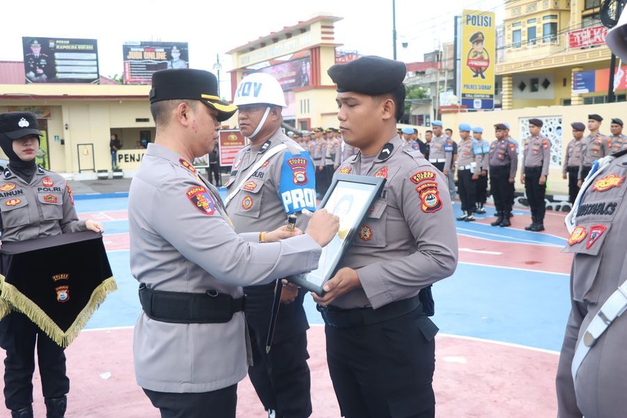 PECAT -- Kapolres Sidrap AKBP Fantry Taherong memimpin langsung upacara PTDH terhadap salah satu anggota Polres Sidrap yang terbukti melakukan pelanggaran berat dan kode etik profesi Polri atas keterlibatannya dalam kasus penyalagunaan narkoba di Mapolres Sidrap Rabu Rabu (11/6).

