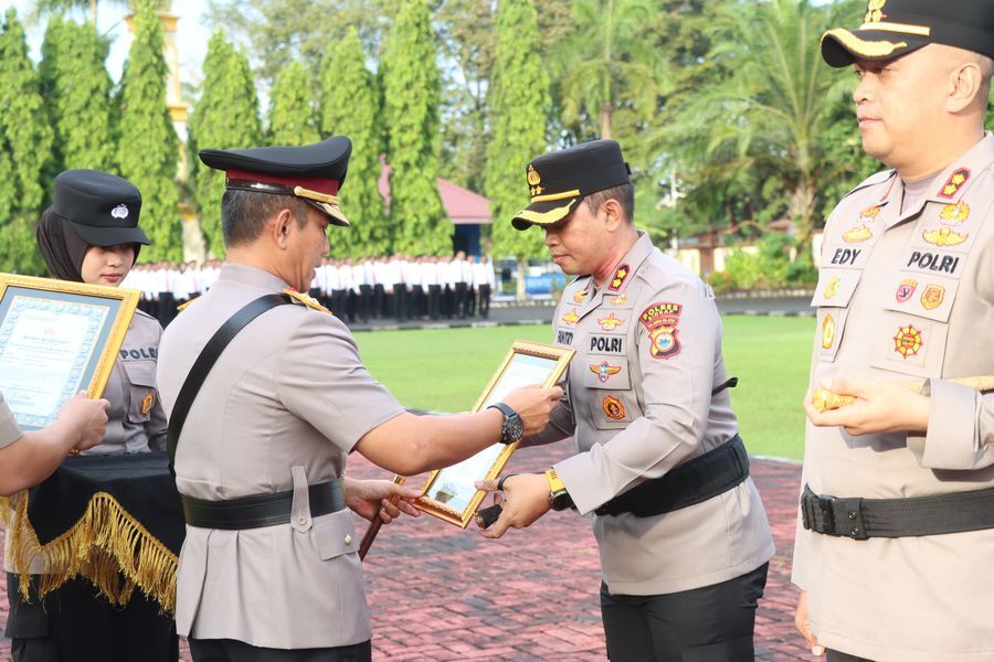 BORONG -- Polres Sidrap berhasil memborong penghargaan dari Polda Sulsel  sebagai bentuk  apresiasi kepada para personel terbaiknya melalui upacara penganugerahan penghargaan, Senin (23/6).
