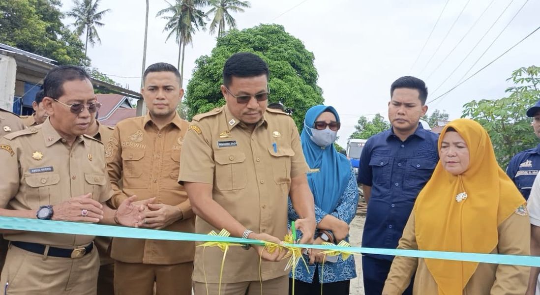 DIRESMIKAN -- Jembatan Bulu Cenrana di Kecamatan Pitu Riawa, Kabupaten Sidrap kembali bisa diakses masyarakat usai diresmikan melalui seremoni pengguntingan pita oleh Pj Sekkab Sidrap, Andi Rahmat Saleh, Senin (23/6).