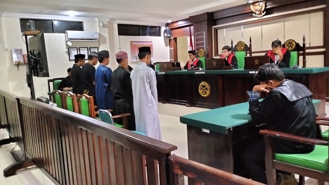 LIMA TAHUN -- Para terdakwa kasus sobis saat menjalani sidang putusan di PN Sidrap, Selasa (10/6).  Sembilan terdakwa divonis hukuman lima tahun penjara. 
