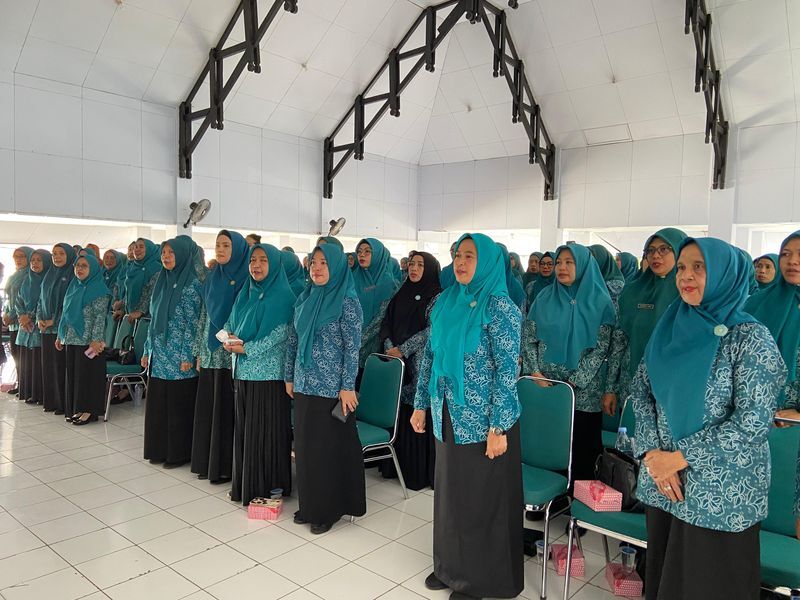 ARISAN -- Ketua TP PKK Kabupaten Soppeng, Ny Hj Suarni Suwardi membuka arisan bulanan PKK Kabupaten Soppeng di Baruga Rujab Bupati Soppeng, Selasa (10/6). 
