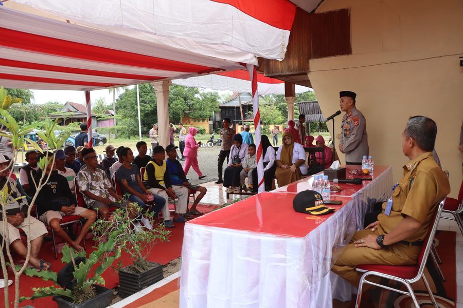 BAKTI KESEHATAN -- Polres Soppeng menggelar kegiatan Bakti Kesehatan pengobatan umum gratis bagi masyarakat dalam rangka menyemarakkan Hari Bhayangkara ke-79 di halaman Mako Polsek Lilirilau, Kecamatan Lilirilau, Kabupaten Soppeng, Selasa (24/6). 
