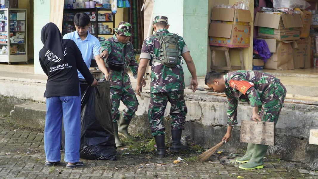 BERSIH PASAR -- Personel Kodim 1423/Soppeng dipimpin Dandim 1423/Soppeng Letkol (Inf) Reinhard Haposan Manuring melaksanakan kegiatan Karya Pembersihan Pasar Pacongkang Desa Barang Kecamatan Liliriaja Kabupaten Soppeng, Jumat (13/6) 
