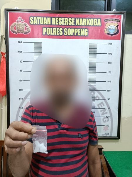 AMANKAN -- Tim Unit 1 Satresnarkoba Satres Narkoba Polres Soppeng mengamankan seorang pria berinisial SB, warga Kelurahan Donri-donri, di sebuah rumah di Kawarang, Desa Patampanua, Kecamatan Marioriawa, Kabupaten Soppeng, Rabu (11/6). 