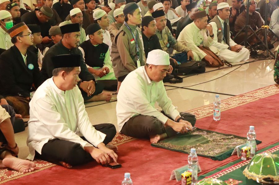 TABLIGH AKBAR -- Aparat Polres Soppeng saat mengamankan jalannya Tabligh Akbar Pondok Pesantren se-Sulselbar ke-XVIIII yang digelar di Lapangan Gasis, Watansoppeng, Sabtu (28/6)