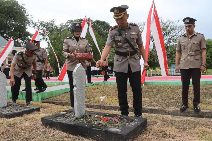 ZIARAH -- Polres Soppeng menggelar upacara ziarah di TMP Salotungo, Kecamatan Lalabata, Kabupaten Soppeng dalam rangka memperingati Hari Bhayangkara ke-79, 
Senin (23/6).  