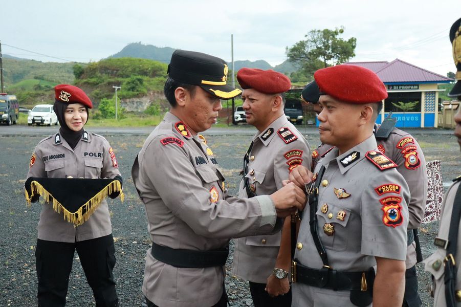 SERTIJAB -- Kapolres Soppeng AKBP Aditya Pradana memimpin serahterima jabatan serta kenal pamit bagi sejumlah pejabat utama di halaman Mapolres Soppeng. Kamis (12/6).  
