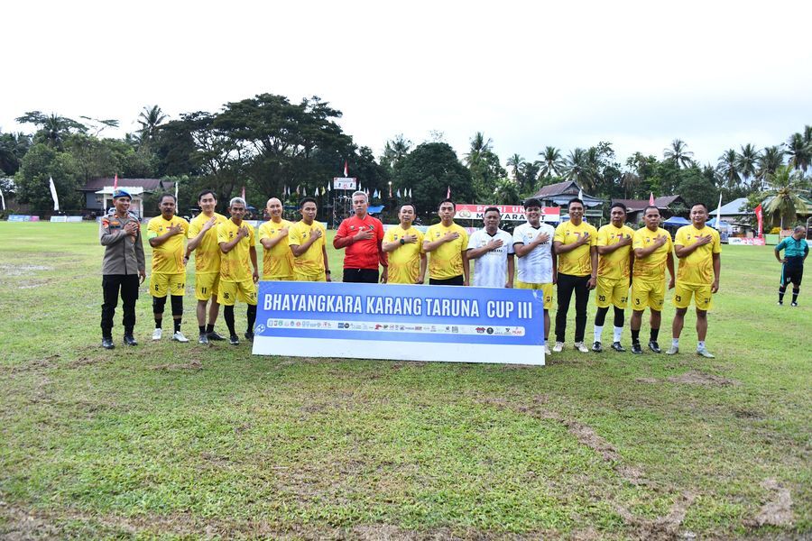 TURNAMEN -- Bupati Soppeng, H Suwardi Haseng membuka Turnamen Sepakbola Bhayangkara Karang Taruna Al-Mubaraqah Cup III  dalam rangka memperingati HUT Bhayangkara ke-79 di Lapangan Sepakbola Andi Muda, Sabtu (14/6).
