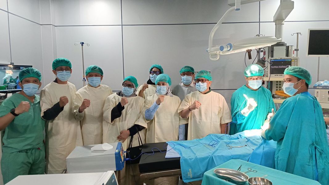 ist
SUNAT--Wagub Sulsel, Fatmawati Rusdsi (tiga dari kanan) bersama tim dokter foto bersama saat kegiatan sunat massal yang digelar PABI di RSUD Dadi, Minggu (22/6).
