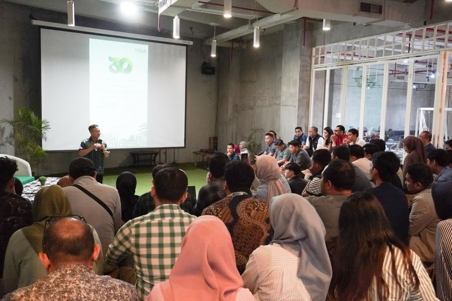 SYUKURAN -- Ricky Theodores, Chief Executive Officer KALLA Land & Property sedang menyampaikan arahan pada acara syukuran PT KIK di BikinBikin Creative Hub Nipah Park, Makassar.