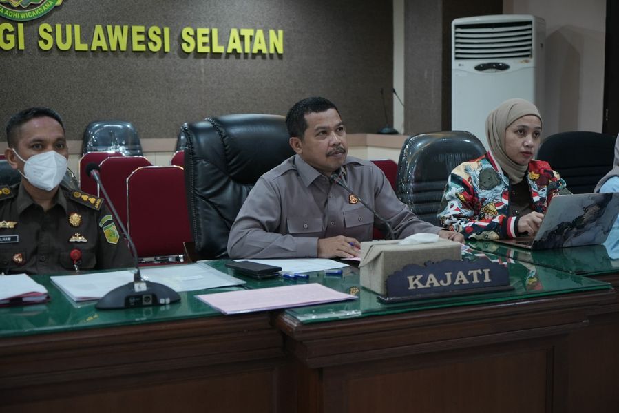 TANGGAPAN -- Kajati Sulsel, Agus Salim saat memberi tanggapan atas ekspose RJ terhadap perkara dari Kejari Luwu Timur.
