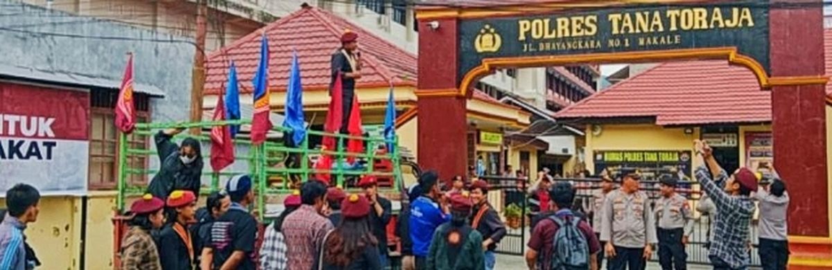 DEMO POLRES -- Massa GMKI Cabang Tana Toraja dan Perhimpunan Mahasiswa Katolik Republik Indonesia (PMKRI) Cabang Toraja, demo di Mapolres Tana Toraja, Senin (17/06/2025) lalu.
