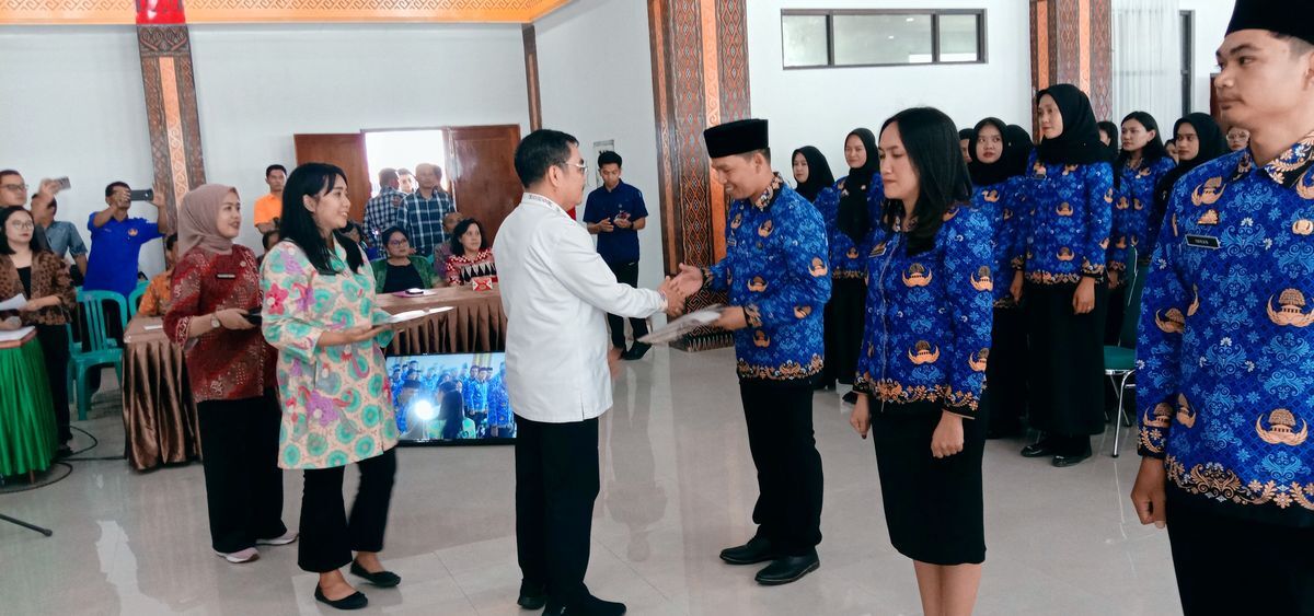 TERIMA SK -- Sebanyak 301 CPNS Tana Toraja tahun 2024 menerima SK dari Bupati Tana Toraja, Zadrak Tombeg di Aula Kantor Bupati, Pantan, Makale baru-baru ini.