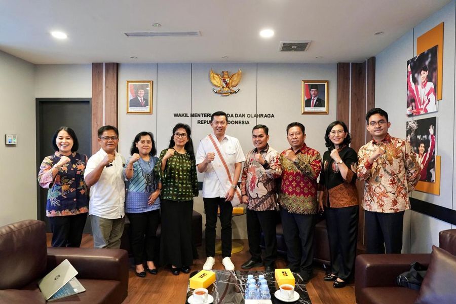 TEMUI WAMENPORA -- Bupati Tator Zadrak Tombeg bersama Kadisparpora, Adelheid Sosang dan rombongan menemui Wakil Menteri Pemuda dan Olahraga RI (Wamenpora RI) Taufik Hidayat di Gedung Kemenpora RI, Jakarta, Jumat (13/6). 

