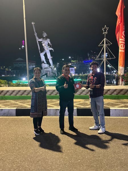 INTERNET GRATIS -- Manajemen Telkomsel menyerahkan modem Internet ORBIT kepada Bupati Tana Toraja secara simbolis disela-sela Nobar Kualifikasi Piala Dunia, di Plaza Kolam Makale, Selasa (10/6). 
