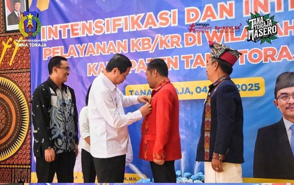 INTESIFIKASI -- Kepala Perwakilan Kemendukbangga/BKKBN Sulsel Shodiqin menghadiri intensifikasi dan integrasi program Keluarga Berencana (KB) di di Aula Paroki Makale dirangkai pengukuhan Sekolah Lansia baru-baru ini.