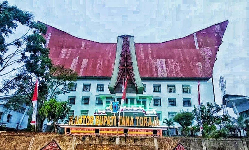 KETIGA -- Kabupaten Tator menempati urutan ketiga sebagai kabupaten IDSD 2024 di Sulsel berdasarkan skor yang dirilis (BRIN) baru baru ini mencapai  3,52.  Tampak gambar Kantor Pemkab Tator diambil dari depan gedung.
