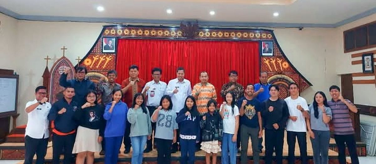 LEPAS -- Wakil Bupati Tana Toraja, Erianto L. Paundanan foto bersama usai melepas kontingen LP3KD Tana Toraja mengikuti Perparani Katolik Provinsi Sulsel baru-baru ini.
