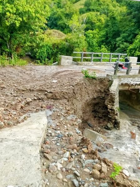 LANCAR JAYA -- Jalur poros menuju Obwis Ollon di Lembang Bau, Bonggakaradeng sudah dapat dilalui kendaraan setelah Pemkab mengerahkan alat berat untuk melakukan evakuasi material longsor yang menutupi badan jalan di kawasan itu, Sabtu (7/6) 
