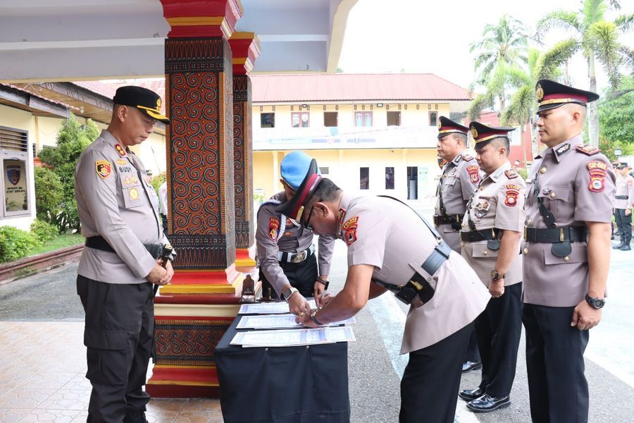 SERTIJAB -- -- Kapolres Tana Toraja, AKBP Budi Hermawan memimpin serah terima jabatan Kasat Lantas, Kasat Samapta dan Kapolsek Sangalla, di Halaman Mapolres, Jumat (13/6).  