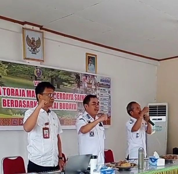 PEDULI LINGKUNGAN -- Dinas Lingkungan Hidup Tana Toraja gencar melakukan sosialisasi bank sampah sebagai bentuk kepedulian lingkungan.