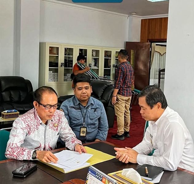 REFORMASI AGRARIA -- Wabup Tator Erianro L Paundanan menerima kunjungan Kepala BPN Tana Toraja, Sumarlin membahas persiapan sidang tugas gugus reforma agraria di ruang kerjanya. 