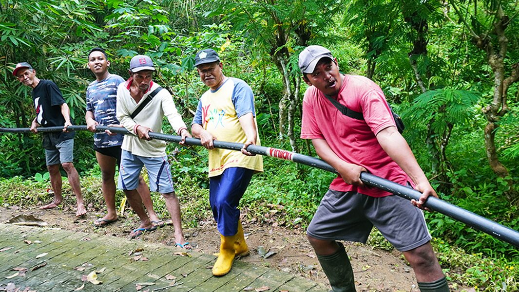 VINILON GROUP -- Warga bergotong royong melakukan pemasangan akses air bersih untuk warga Desa Ngaglik, Pagerharjo, dan Kulon Progo dengan menggunakan pipa HDPE sepanjang 3.000 meter beserta aksesorisnya.
