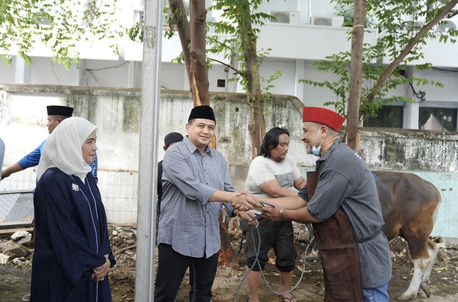 ist
SAKSIKAN--Wali Kota Makassar, Munafri Arifuddin bersama Wakil Wali Kota Makassar, Aliyah Mustika Ilham menyaksikan langsung prosesi penyembelihan hewan kurban di lingkungan Pemkot Makassar dalam rangka perayaan Hari Raya Iduladha 1446 Hijriah.

