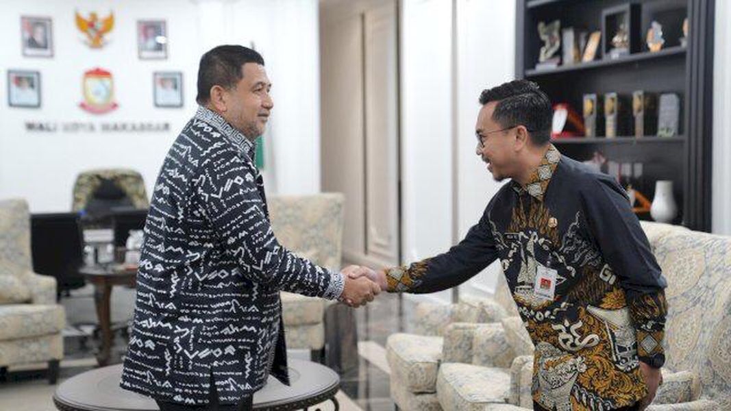 ist
BERTEMU--Kepala Bapenda Sulsel, Reza Faisal Saleh saat bertemu Wali Kota Makassar, Munafri Arifuddin di Kantor Balai Kota Makassar, akhir pekan lalu.
