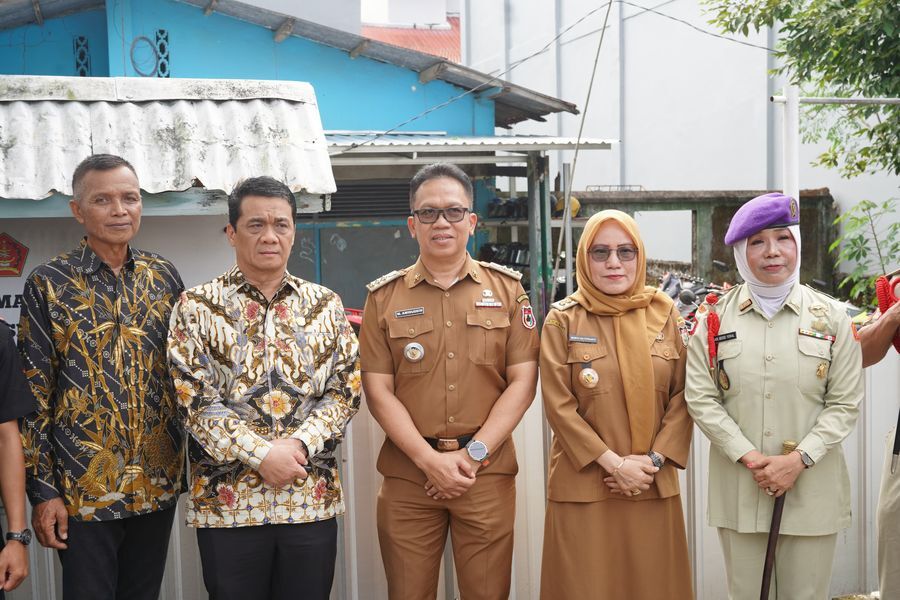 ist
KUNJUNGAN--Wamendes PDT, Ahmad Riza Patria didampingi Camat Rappocini, M Aminuddin saat kunjungan kerjanya ke Kelurahan Gunung Sari, kemarin. 