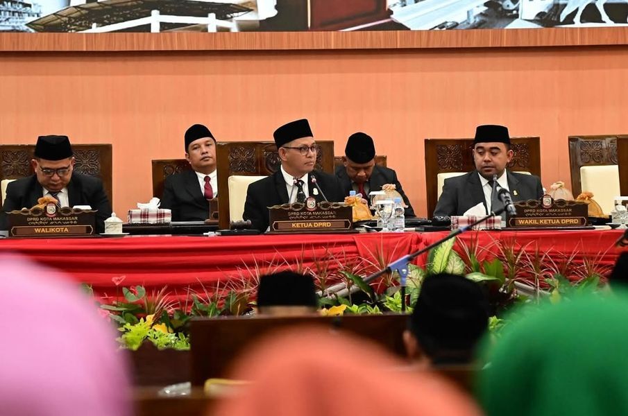 IST
PARIPURNA--Ketua DPRD Makassar Supratman didampingi wakil ketua Andi Suharmika memimpin rapat paripurna, Selasa (1/7)
