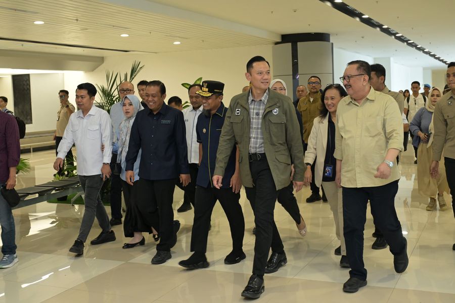 IST
MENYAMBUT--Gubernur Sulsel Andi Sudirman Sulaiman menyambut kedatangan Ketua umum DPP Partai Demokrat Agus Harimurti Yudhoyono di bandara Internasional Sultan Hasanuddin Makassar, Rabu (9/7) 
