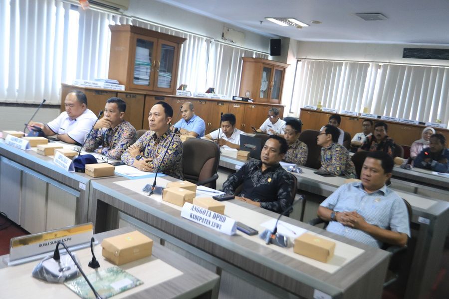 IST
PIMPIN RDP--Ketua Komisi D DPRD Sulsel Kadir Halid memimpin RDP bersama BPN, BBWS Pompengan-Jeneberang dan Anggota DPRD Luwu 
