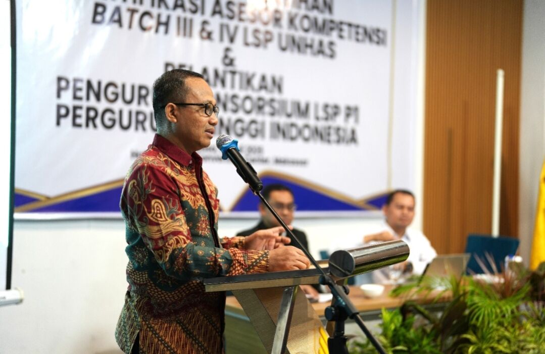 Wakil Rektor I Unhas, Prof drg Muhammad Ruslin memberikan sambutan saat pembukaan Pelatihan dan Sertifikasi Asesor Kompetensi Batch III dan IV di Unhas Hotel and Convention.